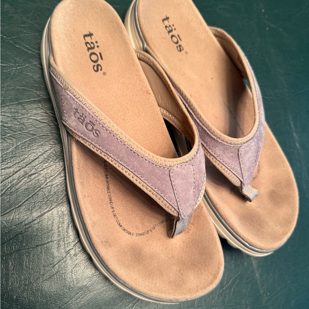Taos Footwear Women's Gray Suede Sandals